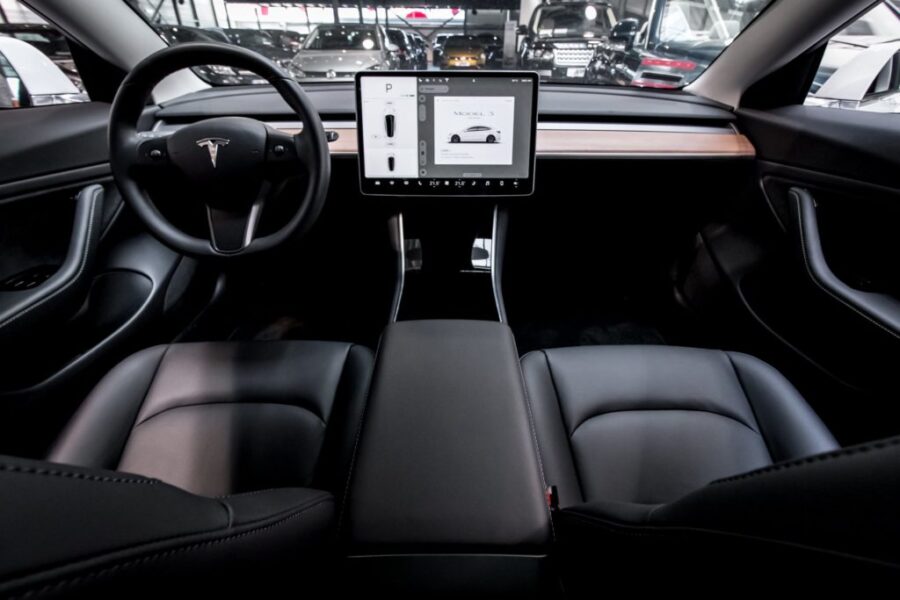 Tesla Model 3 Noleggio con un click