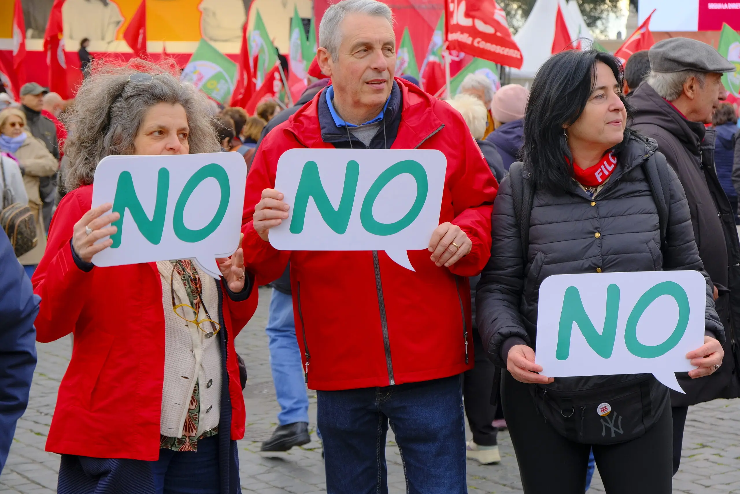 NO NO Giovani in Piazza Costituzione