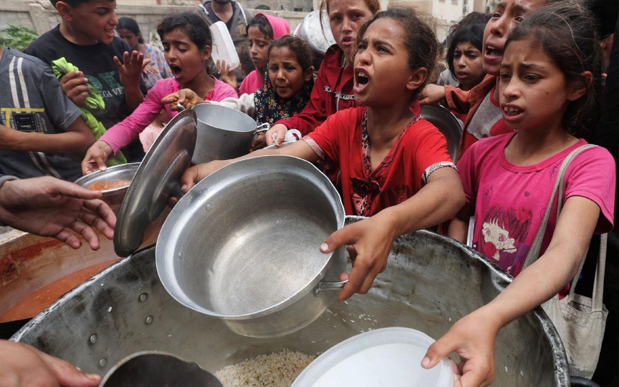 Giovani in piazza Genocidio Nazi